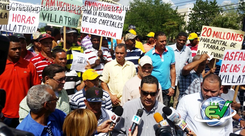 Productores de vegetales de Villa Trina protestan frente a la Plaza del Agricultor de Moca